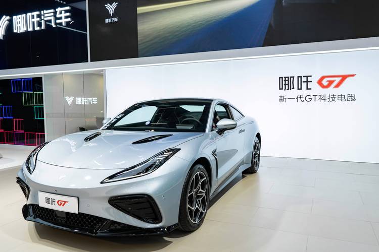 佛山205哪吒汽车在智能汽车领域的表现，领途汽车在新能源汽车市场中的影响力